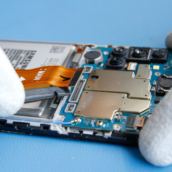 Odpojenie prepojovacieho kábla od základnej dosky