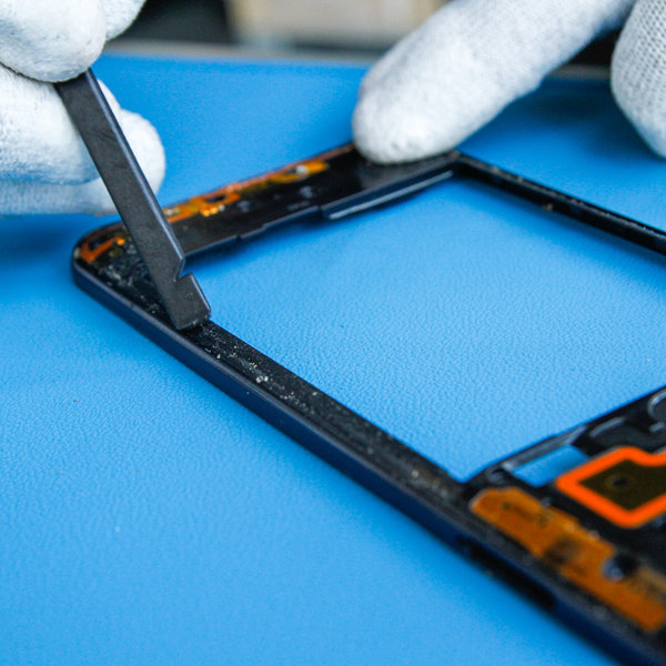 Odlepenie starého lepidla okolo okrajov zo stredného rámu