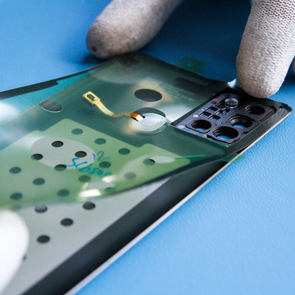 Nalepenie nového lepidla na zadný kryt smartphonu