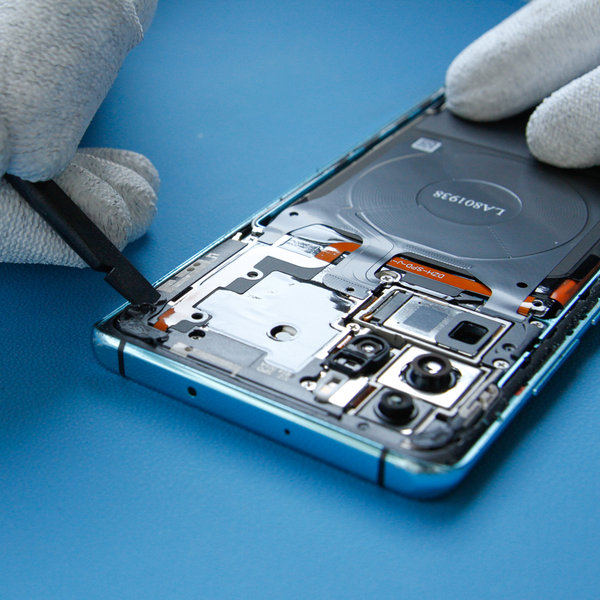 Odlepenie starého lepidla okolo okrajov zo smartphonu