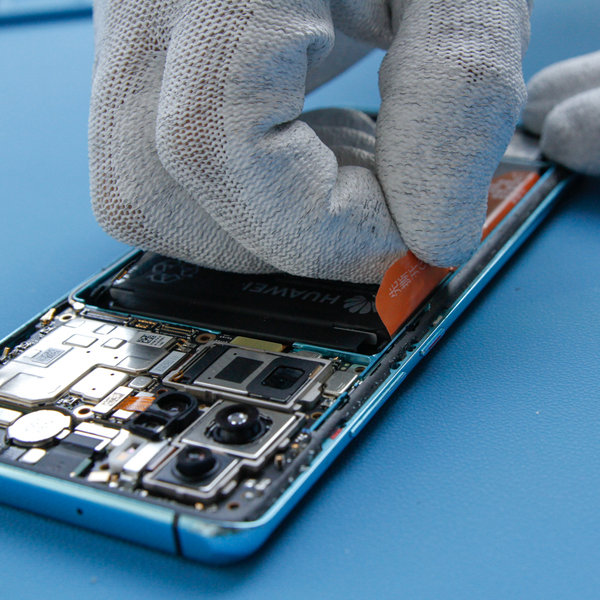 Odlepenie lepiacich úchytiek z batérie