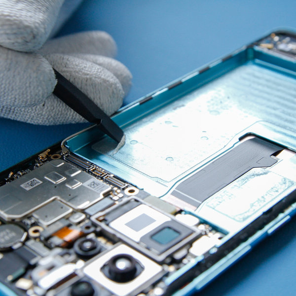 Odlepenie starej pásky nalepenej na zariadení pod batériou