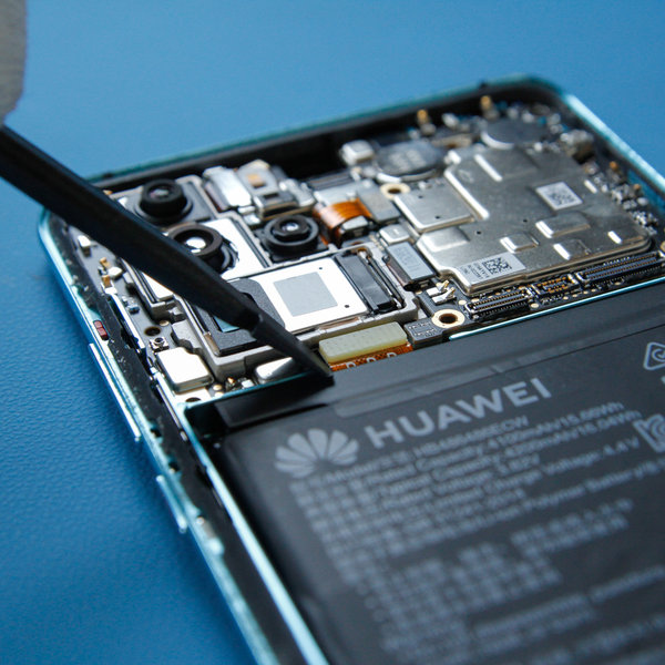 Odpojenie konektoru displeja na základnej doske