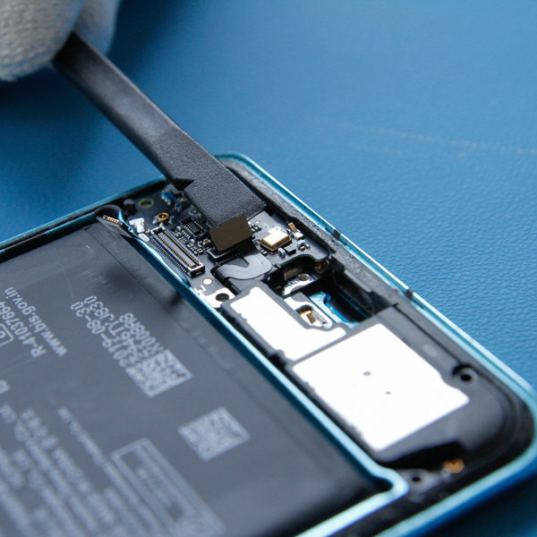 Odpojenie konektor od spodnej dosky