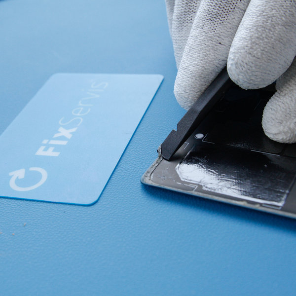 Odlepenie starého lepidla okolo okrajov zadného krytu