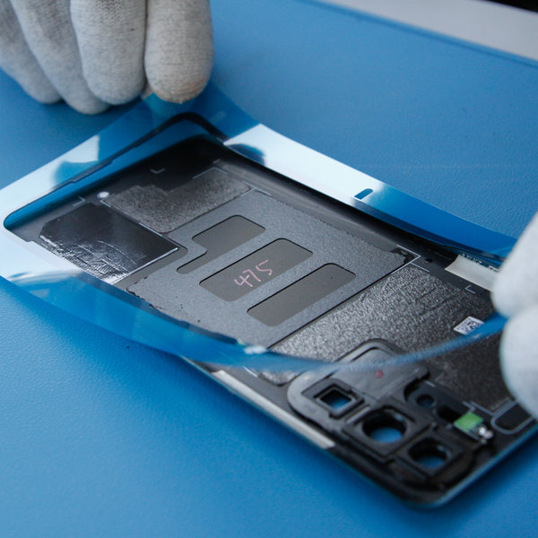 Nalepenie nového lepidla na zadný kryt smartphonu