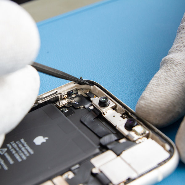 Odlepenie starého lepidla okolo okrajov iPhone-u