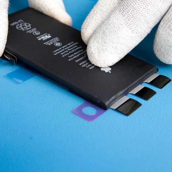 Nalepenie novej lepiacej pásky na novú batériu