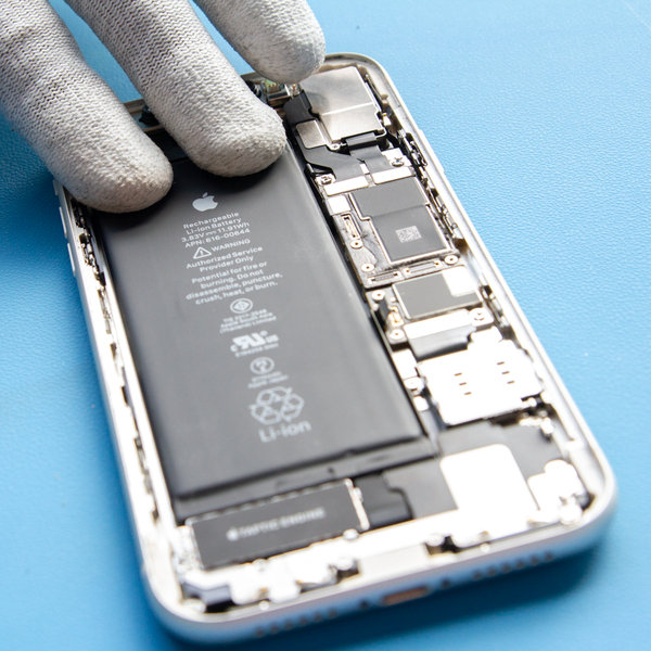 Vloženie novej batérie do iPhone-u