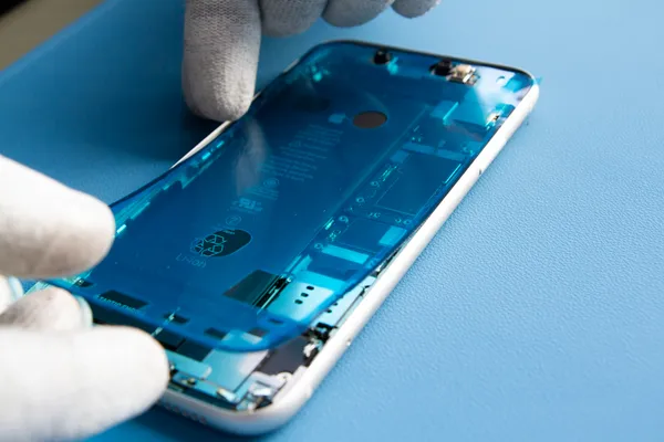 Nalepenie nového lepidla okolo okrajov iPhone-u