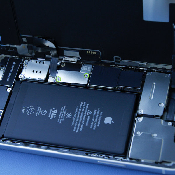 Odmontovanie krytu konektora batérie a displeja