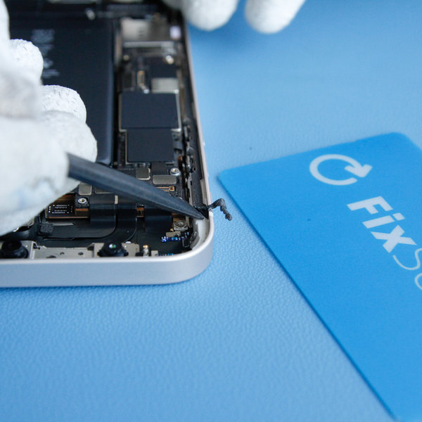 Odlepenie starého lepidla okolo okrajov iPhone-u