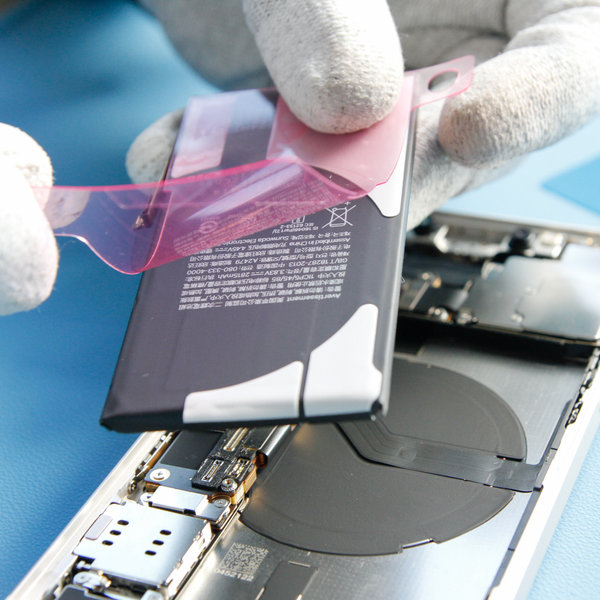 Nalepenie novej lepiacej pásky na novú batériu