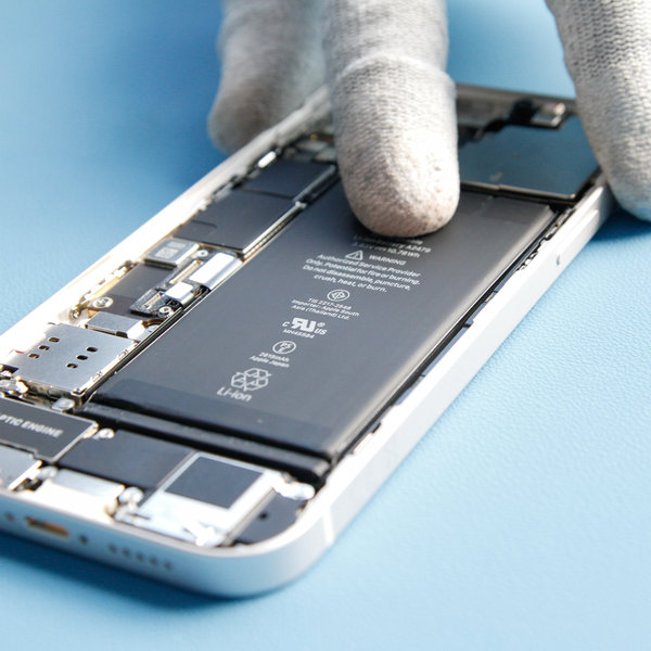 Vloženie novej batérie do iPhone-u