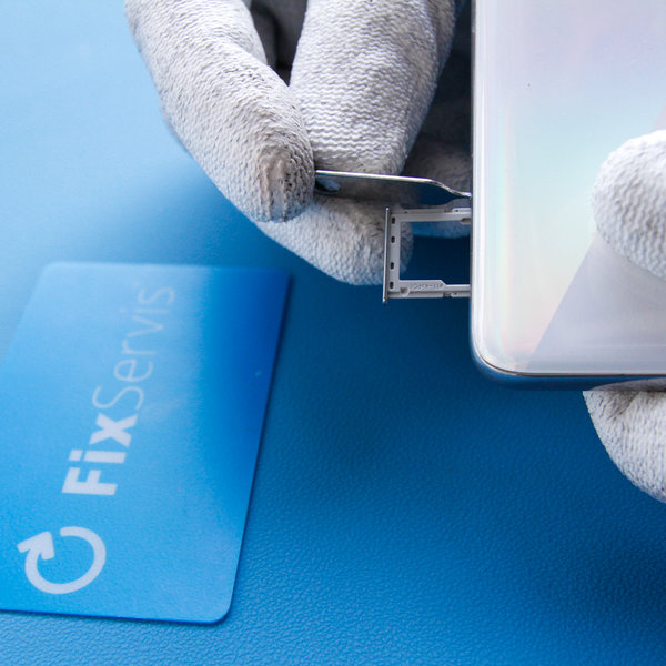 Demontáž slotu SIM karty