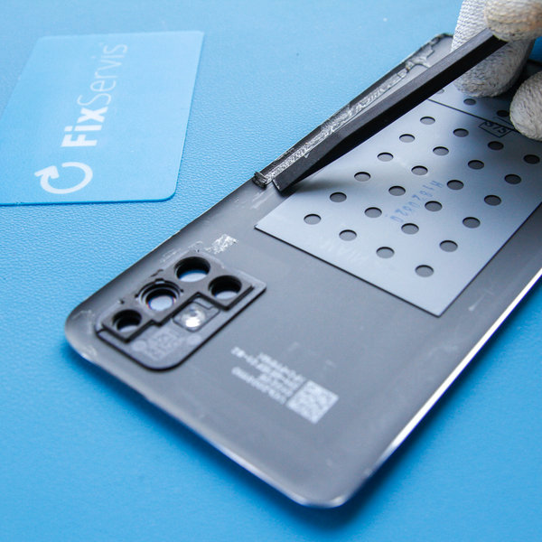 Odlepenie starého lepidla okolo okrajov smartphonu