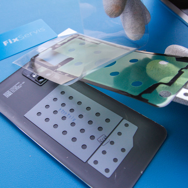Nalepenie nového lepidla na zadný kryt smartphonu