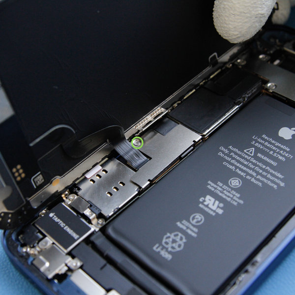 Odmontovanie krytu konektora batérie a displeja