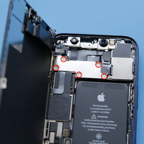 Odmontovanie krytu konektora predného senzora