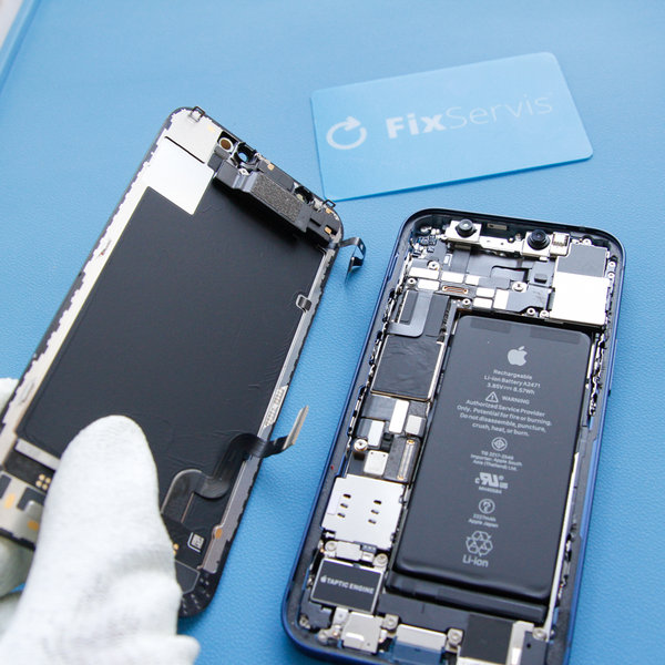 Demontujte zostavu displeja