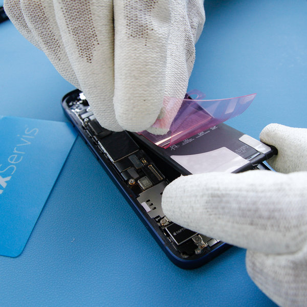 Nalepenie novej lepiacej pásky na novú batériu