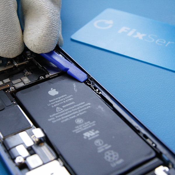 Odlepenie starého lepidla okolo okrajov iPhone-u