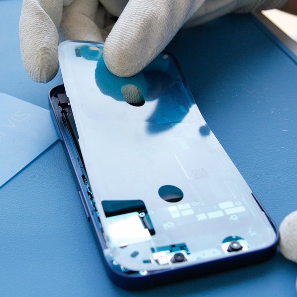 Nalepenie nového lepidla okolo okrajov iPhone-u