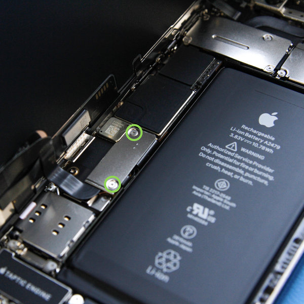 Odmontovanie krytu konektora batérie a displeja