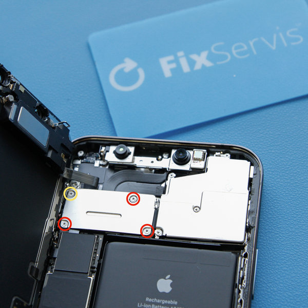 Odmontovanie krytu konektora predného senzora