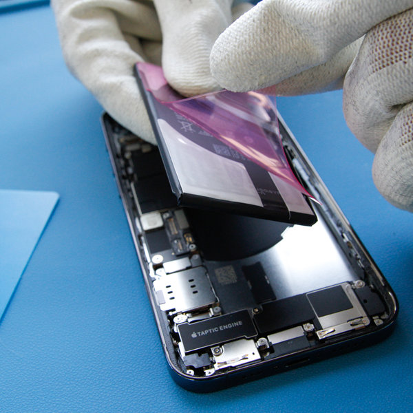 Nalepenie novej lepiacej pásky na novú batériu