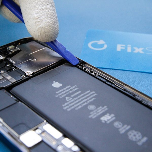 Odlepenie starého lepidla okolo okrajov iPhone-u