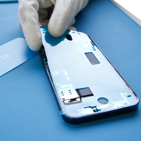 Nalepenie nového lepidla okolo okrajov iPhone-u