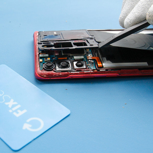 Odstránenie krytu základnej dosky