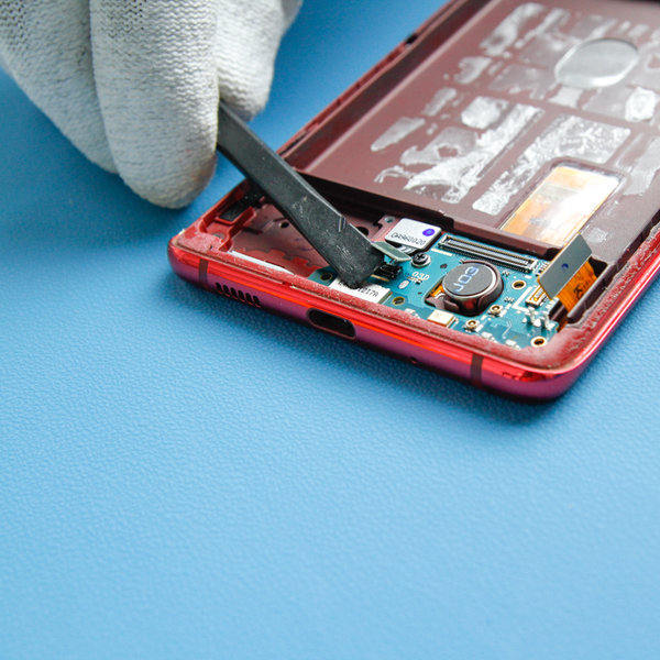 Odpojenie flex kábla snímača odtlačkov prstov