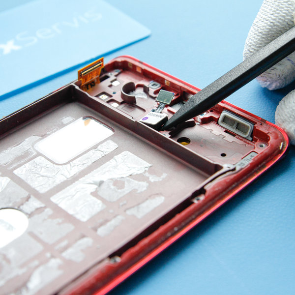 Demontáž snímača odtlčkov prstov