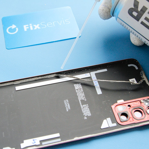 Odlepenie starého lepidla okolo okrajov zadného krytu