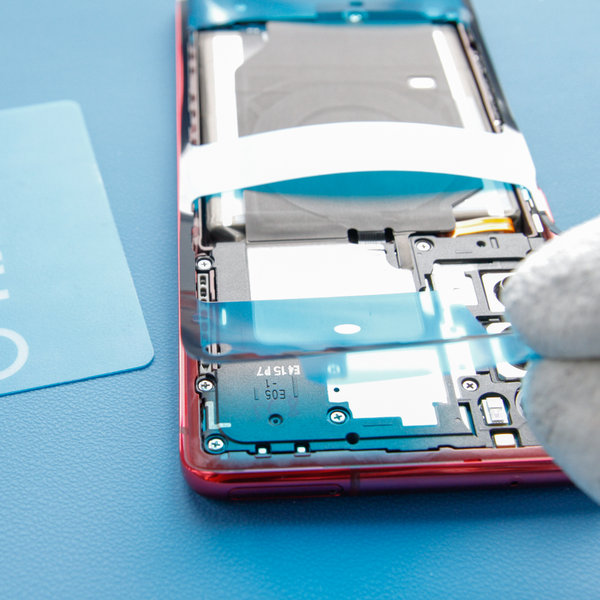 Nalepenie nového lepidla na zadný kryt smartphonu