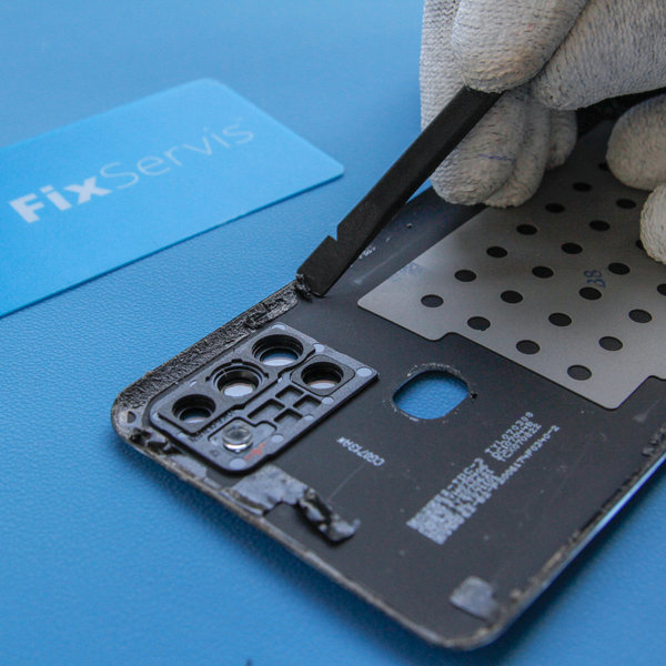 Odlepenie starého lepidla okolo okrajov zo stredného rámu + zadného krytu