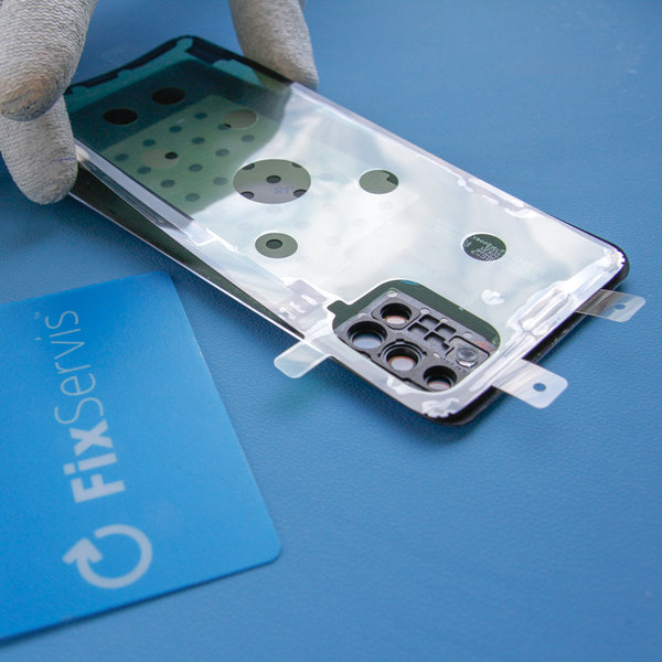 Nalepenie nového lepidla na zadný kryt smartphonu