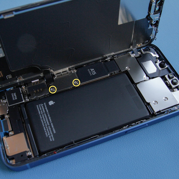 Odmontovanie krytu konektora batérie a displeja