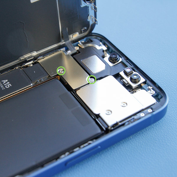 Odmontovanie krytu konektora predného senzora