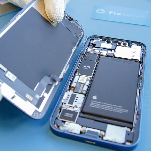 Demontujte zostavu displeja