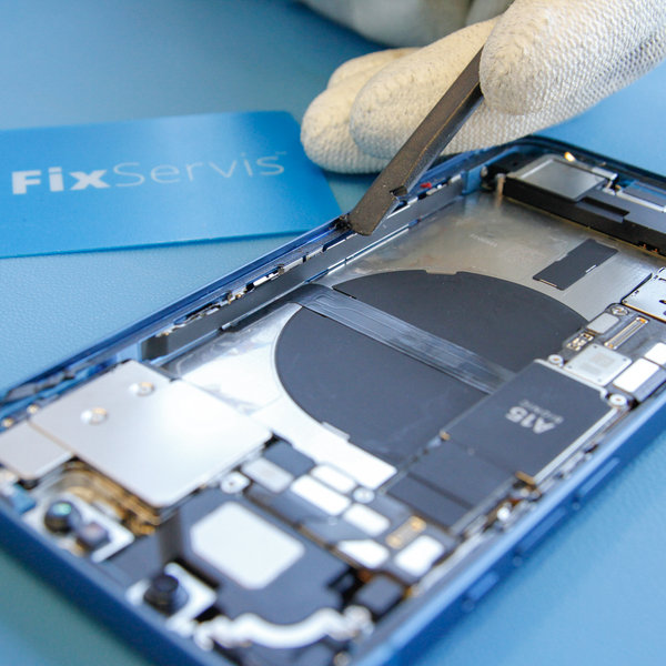 Odlepenie starého lepidla okolo okrajov iPhone-u