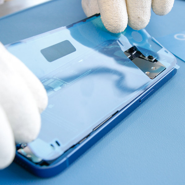 Nalepenie nového lepidla okolo okrajov iPhone-u