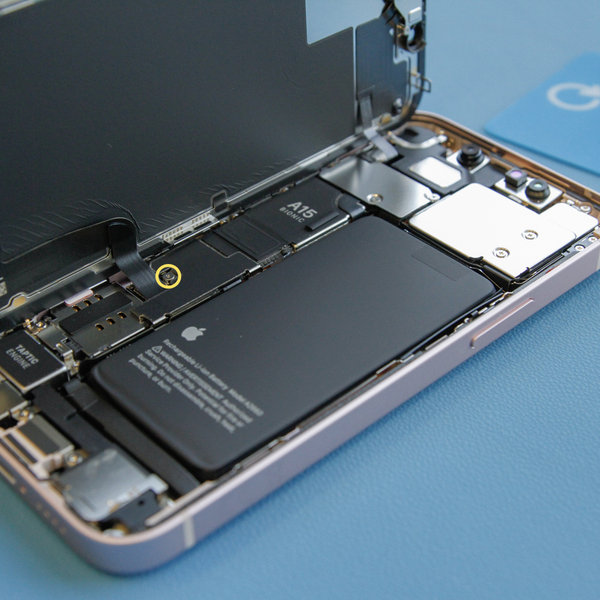 Odmontovanie krytu konektora batérie a displeja