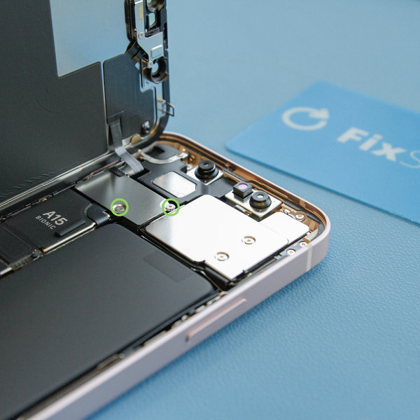 Odmontovanie krytu konektora predného senzora