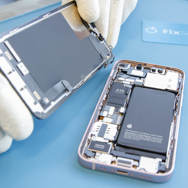 Demontujte zostavu displeja