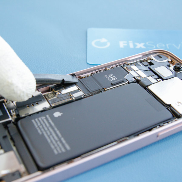 Odlepenie starého lepidla okolo okrajov iPhone-u