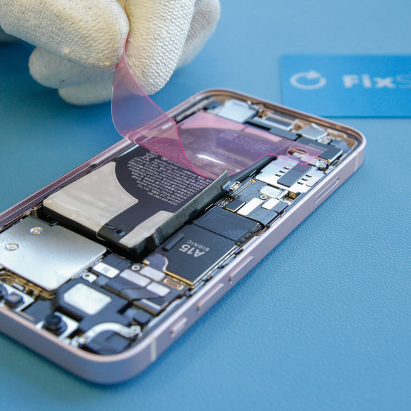 Nalepenie novej lepiacej pásky na novú batériu