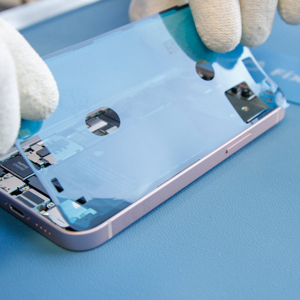 Nalepenie nového lepidla okolo okrajov iPhone-u